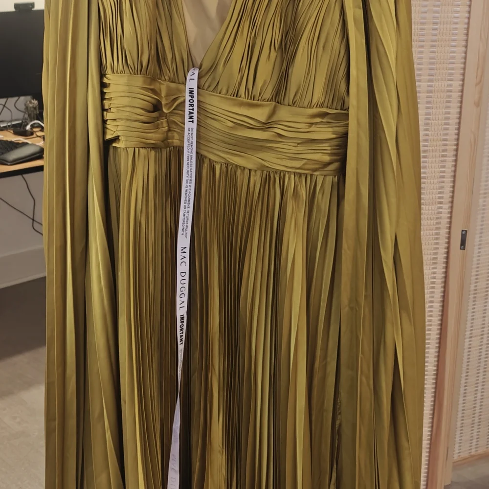 Mac Duggal Metallic Pleated Charmeuse Cape Gown Size 14 - Picture 4 of 5